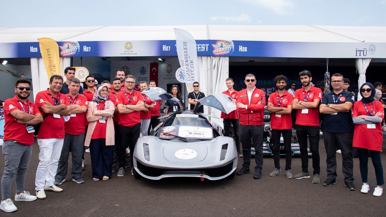 Selçuk Üniversitesinin ‘Görsel Tasarım Ödülü’ kazanan elektrikli aracı Alparslan’a yoğun ilgi 
